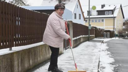 Bild: Gabi Schönberger
Mühsam, aber entsprechend der Vorschriften hält diese Bürgerin ihren Gehweg frei: Der Schnee auf Weidener Bürgersteigen darf nach den Vorgaben der Stadt zum Beispiel mit dem Schneebesen oder dem Schneeschieber erfolgen. Nicht erlaubt ist dagegen der Einsatz von Streusalz.