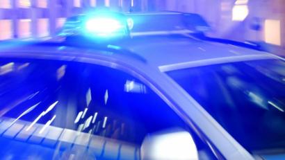 Symbolbild: Carsten Rehder/dpa
Laut Polizei musste der Weidener, der sich in der Nacht zu Samstag gegen eine Kontrolle wehrte, sogar gefesselt werden.