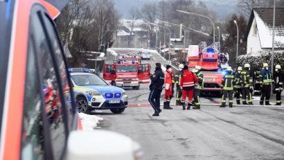 Bild: Gabi Schönberger
Bei einem Brand in einer Garage in der Straße An den Weihern in Neunkirchen sind am Montag drei Menschen leicht verletzt worden. Der Rettungsdienst, ein Notarzt samt Hubschrauber, die Polizei und die Feuerwehren Weiden, Frauenricht und Neunkirchen waren im Einsatz und gelangten von der Latscher Straße aus zum Einsatzort.