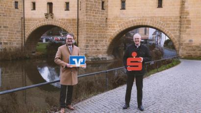 Bild: Marco Greger/exb
Dieter Paintner, Vorstandsmitglied der Volksbank-Raiffeisenbank Amberg eG (links) und Alexander Düssil,
Vorstandsmitglied der Sparkasse Amberg-Sulzbach, freuen sich über die neue Kooperation.