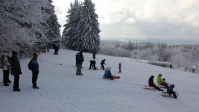 Bild: kro
Schlittenfahren – wie hier an der Silberhütte – ist ab Montag im Landkreis Tirschenreuth nur noch im Umkreis von 15 Kilometern des Wohnortes erlaubt.