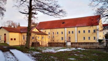 Bild: td
Das historische E-Werk an der Naab ist noch immer in Betrieb. Die im Schwandorfer Ortsteil Ettmannsdorf erworbene Han’sche Kunstmühle (heute Ettmannsdorfer Straße 90, gegenüber Haus des Guten Hirten) wurde ab dem 1. April 1896 als Wasserkraftanlage nur noch zur Stromerzeugung genutzt.