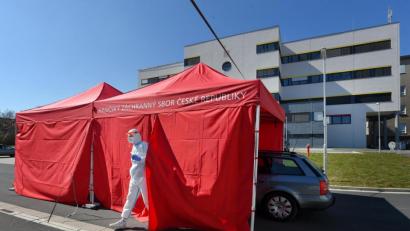 Bild: Slavomír Kubeš/CTK/dpa
Ein medizinischer Mitarbeiter vor einem Zelt, das für die Entnahme von Covid-19-Tests vor dem Krankenhaus von Cheb (dt. Eger) errichtet wurde.