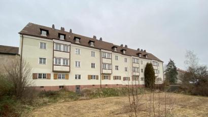 Bild: Markus Scharnagl/exb
Das Wohnbauprojekt an der Adalbert Stifter-Straße (im Bild der Altbestand) ist eines dieser Vorhaben, das auf der Kippe steht, wenn Waldsassen nicht weiterhin finanzielle Unterstützung durch den Freistaat erhält.