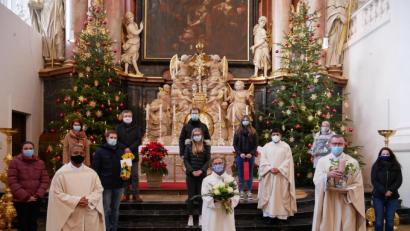 Bild: hmr
Zahlreiche Vertreter aus der katholischen Pfarrei Waldsassen hatten sich am Sonntag nach dem Gottesdienst in der Basilika eingefunden, um Gemeindereferentin Gertrud Hankl (vorne Mitte) zu ihrem 60. Geburtstag zu gratulieren und Geschenke zu überreichen.