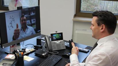 Bild: Hans Prechtl/exb
Im Monitor erläutert Alexander Friedl, Beratungsrektor für digitale Bildung und Leiter des Medienzentrums im Landkreis Schwandorf, gerade dem Landrat Thomas Ebeling die Vorzüge des neuen Webkonferenzsystems.