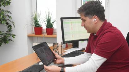 Bild: Gabi Schönberger
Dr. Dominik Kuhbandner bietet in der Gemeinschaftspraxis Dr. Kreuzer und Dr. Kuhbandner in Altenstadt/WN eine Video-Sprechstunde an. So hat er online schon Patienten beraten, die gerade in Frankfurt oder Äthiopien waren.