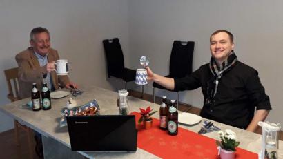 Bild: u
Der CSU-Dreikönigsfrühschoppen geht heuer wegen Covid-19 in kleinster Besetzung über die Bühne. Musikzug-Chef Maximilian Stein (rechts) hat den CSU-Ehrenvorsitzenden Werner Schulz (links), den Gründer der Veranstaltung, zu sich nach Hause zum Weißwurstfrühschoppen eingeladen.