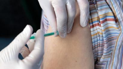 Bild: Sven Hoppe/dpa
Eine Mitarbeiterin vom bayerischen Roten Kreuz (BRK) impft in einem Impfzentrum einen Mann mit dem Impfstoff gegen das Corona-Virus SARS-CoV-2 von Biontech/Pfizer.