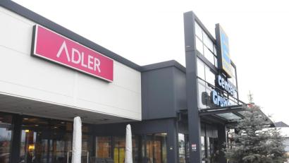 Bild: Gabi Schönberger
Seit über zehn Jahren gibt es den Modemarkt Adler hier im E-Center in Weiden. Nun meldete die Kette Insolvenz an. 14 Mitarbeiter in Weiden müssen nun mittelfristig um ihren Arbeitsplatz fürchten.