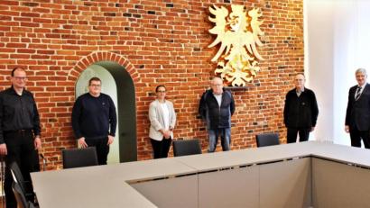 Bild: njn
Bürgermeister Johannes Reger (rechts) verabschiedete Kassenverwalter Alexander Donenko (zweiter von rechts) und Betriebsleiter Manfred Schmalzreich (dritter von rechts) in den wohlverdienten Ruhestand. Mit auf dem Bild (von links) Verwaltungsrat Hubert Wojtenek, Personalratsvorsitzender Markus Knodt und die Betriebsleiterin des Verkehrsbetriebes der Stadtwerke, Silvia Grübel.