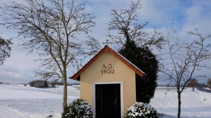 Bild: do
Mit der Heiligen Familie als Altarthema beherbergt die Thomasreuther Kapelle ein bemerkenswertes Kunstwerk. Auch geschichtlich kann die Ortschaft mit Besonderheiten aufwarten.