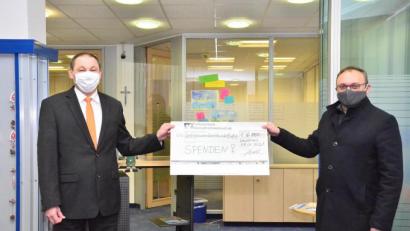 Bild: fjo
Stellvertretend nimmt zum Jahreswechsel 2020/2021 Bürgermeister Markus Bauriedl (rechts) den Gesamtscheck der Raiffeisenbankfiliale von Geschäftsstellenleiter Gerhard Uschold entgegen.