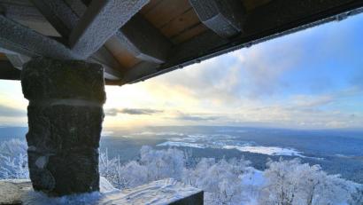 Bild: Florian Miedl
Der Blick von Gipfeln wie hier vom Kösseineturm aus lockt in diesen Tagen viele Naturfreunde. Aber wo sich Menschen begegnen, sollte das Tragen einer Maske selbstverständlich sein.