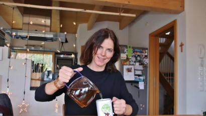 Bild: Thomas Dobler
Auch wenn die Autorin Antonia Vitz schelmisch lächelt, in ihrer Kanne befindet sich nur handelsüblicher Kräutertee - und nicht diese ganz besondere Mischung, die dem Getränk in ihrem Erstlingswerk "Nervente" seine durchschlagende Wirkung verleiht.