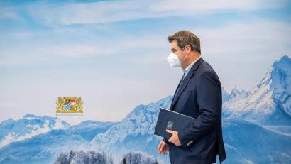 Bild: Peter Kneffel
Ministerpräsident Markus Söder (CSU) kommt zur Kabinettssitzung.