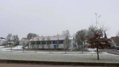 Bild: ohr
Der Gemeinderat Stulln fasste den grundsätzlichen Beschluss, auf dem Areal Zwischen der Schulstraße und dem Parkplatz der Mehrzweckhalle/Grundschule eine neue Kindertagesstätte zu errichten. Mit der Realisierung soll der Bedarf für zwei Kindergartengruppen und zwei Kinderkrippengruppen gedeckt werden.