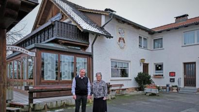 Bild: twi
Die Wirtsleute Johann und Rosmarie Braun vor ihrem beliebten Gasthof, der nun geschlossen ist.