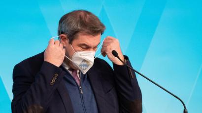 Archivbild: Matthias Balk
Markus Söder, Parteivorsitzender der CSU und Ministerpräsident von Bayern, setzt vor der Pressekonferenz seine Mund-Nase-Maske ab.