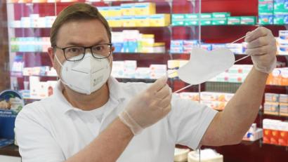 Bild: Gabi Schönberger
Andreas Biebl, Inhaber der Mohren-Apotheke und Sprecher des Bayerischen Apothekerverbandes für Weiden, ist entspannt. Es gebe genügend FFP2-Masken, um den Bedarf auch dann zu decken, wenn ab Montag in ganz Bayern im ÖPNV und beim Einkaufen welche getragen werden müssen.