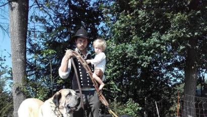 Bild: Rudorf
Ein Bild aus Sommertagen: Johannes Rudorf mit seinem Sohn Wolf, dem Herdenschutzhund Addi (links) und den Hütehunden Zombie und Ira.