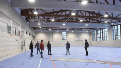 Bild: Gabi Schönberger
Beim Rundgang durch die Halle mit Abstand, von links: der neue Hausmeister der Mittelschule, Markus Zeller. der scheidende Hausmeister Werner Fleißner, stellvertretender Bauamtsleiter Markus Wildenauer, Bürgermeister Andreas Wutzlhofer, Architekt Manfred Schwemmer und zweiter Bürgermeister Uli Münchmeier.