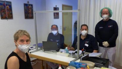 Bild: jp
Das Impfteam mit Dr. York Heidenreich (rechts) mit seiner ersten Patientin an diesem Impftag, der Kastler Heimleiterin Monika Breunig (links).