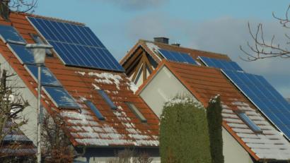 Bild: fjo
Für neue Sonnenstrom-Anlagen auf Dächern gewährt der Marktrat nunmehr Zuschüsse vor Ort.