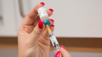 Symbolbild: Lukas Schulze/dpa
Zweifelhafte Atteste stellte ein ein Arzt zur Befreiung von der Masernimpfung aus. Nun durchsuchte die Kripo seine Praxis