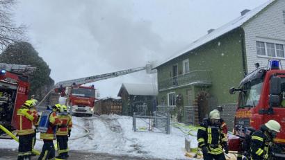 Bild: Gustl Beer
Über die Drehleiter öffnete die Pfreimder Feuerwehr die Dachhaut, um an die Glutnester zu gelangen. Erst sechs Stunden später konnte das Dach wieder geschlossen werden. Die Hausbewohnerin bleibt unverletzt.