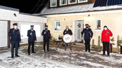 Bild: njn
Seinen fünfzigsten Geburtstag feierte der zweite Kommandant Wolfgang Gruber (dritter von rechts). Eine kleine Abordnung der Feuerwehr gratulierte ihm bei Minustemperaturen coronakonform vor seinem Haus. Auf dem Bild: (von links) Feuerwehrvertrauensmann Peter Götzl, Vorsitzender Albert Vollath, zweiter Vorsitzender Tobias Bollmann, Kommandant Bernhard Schmidt und Bürgermeister Johannes Reger.