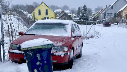 Bild: Eichl
Wenn zum parkenden Auto auch noch die Mülltonnen kommen, die nicht auf der Grundstücksgrenze stehen, sondern auf dem Gehsteig oder der Straße, hat der Winterdienst der Gemeinden ein Problem.