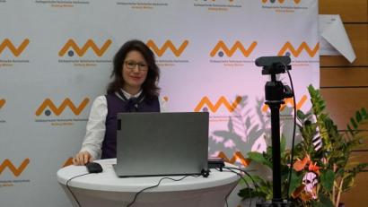 Bild: Misch/OTH Amberg-Weiden/exb
Der Pohár des Kompetenzzentrums Bayern – Mittel- und Osteuropa (KOMO) wurde von Professorin Laura Denise Fischer verliehen.