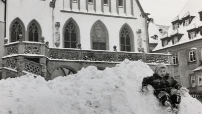 Archivbild: Wolfgang Steinbacher
Schneeberg auf dem Marktplatz in Amberg im Winter 1999. Die Zahl der Schneetage geht immer weiter zurück.