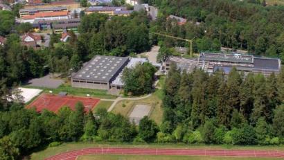 Archivbild: Michael Ascherl [Michael Ascherl] (michael.ascherl@oberpfalzmedien.de, mascherl)
Der Beachvolleyballplatz links neben der Turnhalle des Neustädter Gymnasiums war früher einmal als Stellplatz vorgesehen. Weil das fälschlicherweise verwendeten alten Plänen so eingezeichnet war, hat das Landratsamt den Bauantrag für die Sanierung der Sportstätte zur Korrektur zurückgezogen.