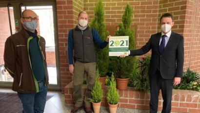 Bild: Stadt Weiden/exb
Die Stadtgärtnerei Weiden darf sich über eine Auszeichnung für ihre "Vorbildliche Ausbildung im Garten- und Landschaftsbau" freuen. Thomas Huber (von links) und Stefan Dürgner von der Stadtgärtnerei nehmen die Plakette aus den Händen von Oberbürgermeister Jens Meyer entgegen.