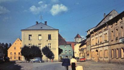 Bild: Archiv rha
Fast romantisch wirkt der Vilsecker Marktplatz in dieser Ansicht aus den 1950er-Jahren mit dem Amtsgerichtsgebäude im Mittelpunkt. Burg Dagestein grüßt hinter dem Forstamtsgebäude und dem Gasthof Zum Hirschen.
