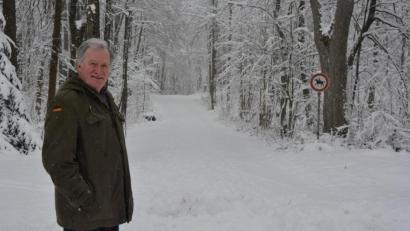 Bild: jr
TuS-Präsident Anton Bauernfeind vor der sieben Kilometer langen Strecke durch den Großbüchlberger Forst. Die Strecke ist gewalzt, ab Donnerstag, 14. Januar, ist eine Strecke auch gespurt.