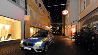 Bild: Stephan Huber
Bis zu 500 Euro kostet es, wenn man nach 21 und vor 5 Uhr ohne triftigen Grund draußen erwischt wird. Die Polizei kontrolliert die Einhaltung der Sperrstunde unter anderem in der Altstadt sehr genau.