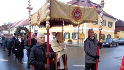 Bild: amö
Im vergangenen Jahr hatte noch keine Pandemie den kirchlichen Brauch ausgebremst. Zum Sebastianfest bewegte sich die eucharistische Prozession um den Winklarn Marktplatz. Im Hintergrund links sind mit Frank und Zylinder die Träger der Heiligen-Statue zu sehen.