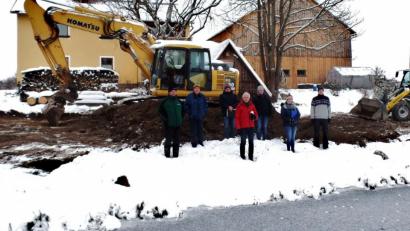 Bild: br
Ohne den symbolischen Spatenstich erfolgte der offizielle Beginn des "Jahrhundertprojekts" der Gemeinde Neusorg. Unser Bild zeigt (von links) WTU-Bauleiter Rene Geier, Rolf Heindl, Diplom-Ingenieur Werner Bitterer, Bürgermeister Peter König, Diplom-Ingenieur Helmut Münchmeier, Katrin Bayer und Wolfgang Heindl.