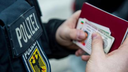 Bild: Marc Müller/dpa
Mit gefälschten Papier erwischten Schleierfahnder Autofahrer bei der Kontrolle.