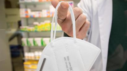 Bild: Friso Gentsch/dpa
Solche FFP2-Masken sind in Bayern ab Montag Pflicht in Nahverkehr und Einzelhandel.