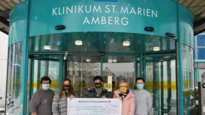 Bild: gsp
Spendenübergabe am Klinikum mit den drei Unetrnehmerinnen (Mitte) sowie Karin Borchers (links) und Christina Neiß (rechts).