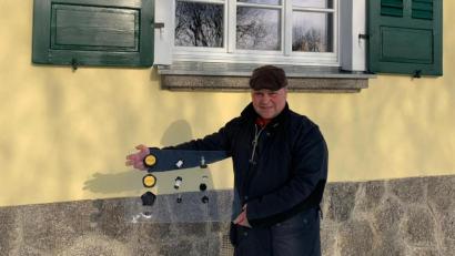 Bild: jrh
Josef Dill, der einzige geprüfte Oberpfälzer Fachberater, vor seinem Forsthaus mit Messgeräten.