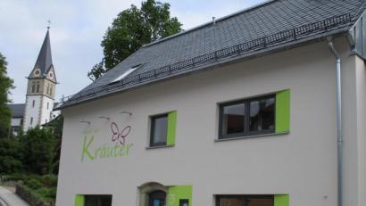 Bild: kkl
Im „Haus der Kräuter“ in der Ortsmitte von Nagel zeigen zertifizierte Kräuterführerinnen, was man mit dem, was die Natur hergibt, alles herstellen und kochen kann. Kräuter und ihre Wirkungsweisen werden dabei ins rechte Licht gerückt. Auch Kinder hören und sehen dabei gerne zu.