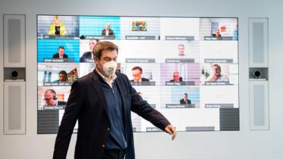 Bild: Matthias Balk
Der CSU-Vorsitzende und bayerische Ministerpräsident Markus Söder kommt in der Staatskanzlei zum Homeoffice-Gipfel der Staatsregierun. Im Hintergrund auf einer Videowand die zugeschalteten Teilnehmer der Konferenz.