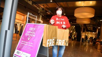 Bild: Florian Miedl
Frey-Mitarbeiterin Johanna Pfohl händigt den Kunden gern die Tüten mit der bestellten Ware an der Abhol-Station aus.