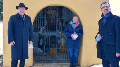 Bild: njn
Begeistert zeigte sich Bischof Rudolf Voderholzer (links) auch von der Krippe in der Altenstädter Kapelle. Mit auf dem Bild sind Pfarrer Martin Besold (rechts) und Pfarrgemeinderätin Kathrin Götzl.