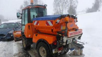 Bild: Polizei Marktredwitz/exb
In der Straße „Schuhwiese“ auf Höhe des Klärwerks konnte eine 27-Jährige aus Marktredwitz nicht mehr rechtzeitig bremsen und kollidierte mit einem entgegenkommenden Schneepflug.